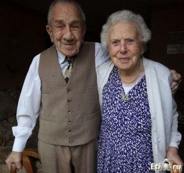 Британская пара Лайонел и Эллен Бакстон отпраздновали свою 82-ю годовщину их семейной жизни. Ему 99 лет, а в конце марта он о…